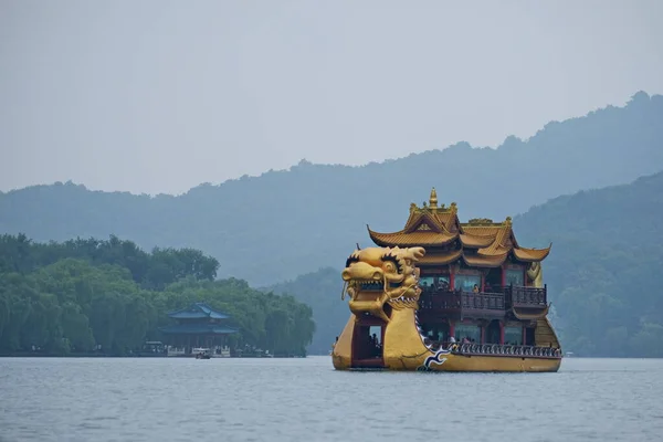 Hangzhou Chiny 2019 Turystyka Wodna Ludzie Pływają Łodzi Stylu Chińskim — Zdjęcie stockowe
