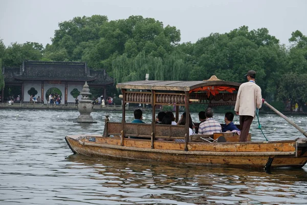 항저우 2019 중국식으로 빈티지 보트를 항해하는 사람들이 있습니다 — 스톡 사진