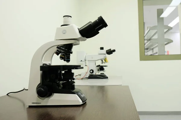 Almaty Kazakistan 2018 Mikroskop Boş Bir Laboratuvarda — Stok fotoğraf