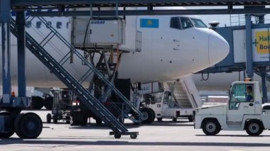 Almaty / Kazakistan - 04.23.2020: Kalkıştan önce uçağa konteynırlar yükleniyor