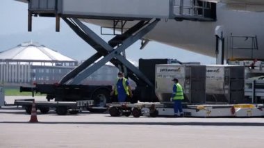 Almaty / Kazakistan - 04.23.2020: Kalkıştan önce uçağa konteynırlar yükleniyor