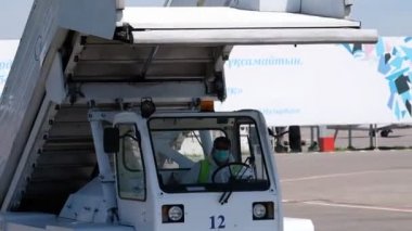 Almaty / Kazakistan - 04.23.2020: Uçak için mekanik rampası olan bir araba geçiyor