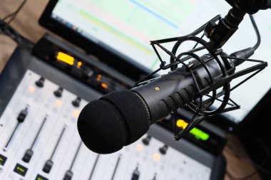 Editoryal Materyal / Almaty / Kazakistan - 11.20.2018: Ses karıştırma için ses karıştırıcının arka planında, radyo stüdyosunda kayıt için mikrofon