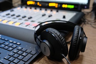 Editoryal Materyal / Almaty / Kazakistan - 11.20.2018: Radyo stüdyosundaki kulaklıklar ses karıştırma konsolunun yanında.