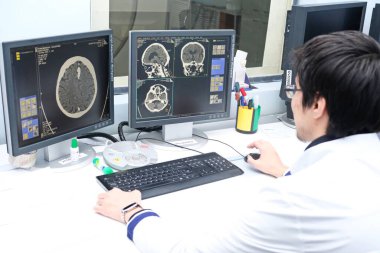 Almaty / Kazakistan - 01.15.2020: Doktor tomografi sonuçlarına bakıyor.