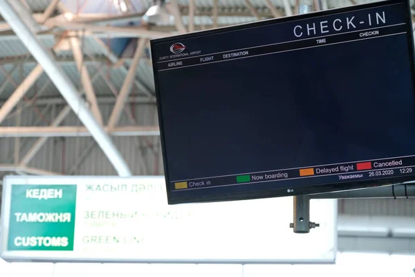 アルマトイ カザフスタン 2020 検疫中に空港に空の到着と出発ボード — ストック写真