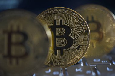 Almaty / Kazakistan - 07.26.2019: Klavyede metal para. Bitcoin sembolü elektronik ödeme sistemi..