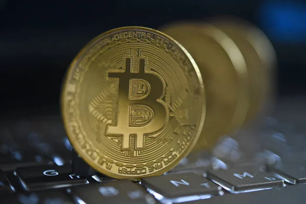 Almaty Kazahsztán 2019 Fém Érme Laptop Billentyűzetén Bitcoin Szimbólum Egy — Stock Fotó