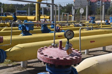 Almaty / Kazakistan - 09.07.2019: Şehir doğalgaz servisi. Eski borular, vanalar ve basınç sensörleri