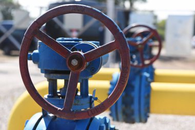 Almaty / Kazakistan - 09.07.2019: Şehir doğalgaz servisi. Eski borular, vanalar ve basınç sensörleri