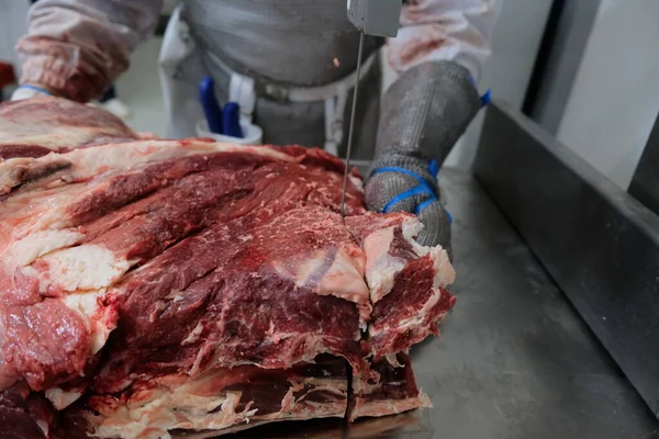 Almaty Kazajstán 2019 Empleados Granja Producción Reparten Canal Carne Cortan — Foto de Stock