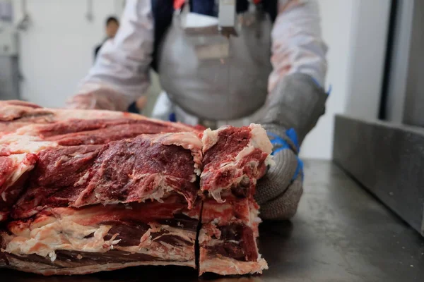 Almaty Kazajstán 2019 Empleados Granja Producción Reparten Canal Carne Cortan — Foto de Stock