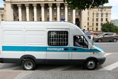Almaty / Kazakistan - 06.10.2019: Kazakistan polisinin özel nakliyesi. Araba meydanda park halinde..