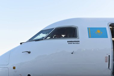 Almaty / Kazakistan - 05.08.2019: Kazaq Air - Bombacı Q400 Sonraki Gen uçağı havaalanında