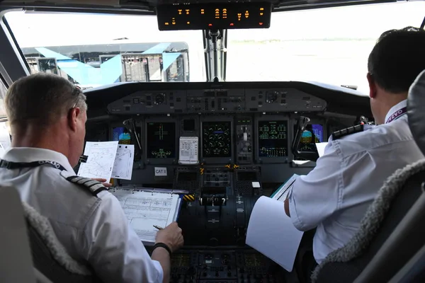 Osh Quirguistão 2019 Pilotos Qazaq Air Verificam Dados Após Desembarque — Fotografia de Stock