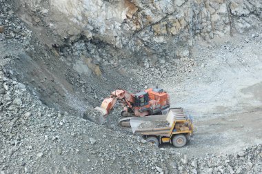 Celal-Abad bölgesi / Kırgızistan - 06.26.2018: Kırgızistan 'ın güneyinde açık çukur altın madeni. Alan KAZ Mineralleri tarafından geliştiriliyor