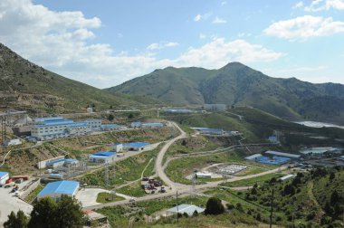 Celal-Abad bölgesi / Kırgızistan - 06.26.2018: Kırgızistan 'ın güneyinde açık çukur altın madeni. Alan KAZ Mineralleri tarafından geliştiriliyor