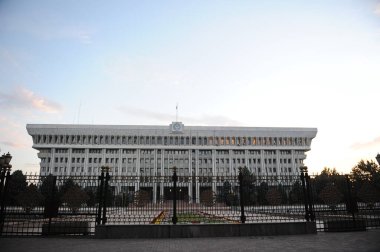 Bishkek / Kırgızistan - 06.28.2018: İdari bölümleri olan hükümet binası