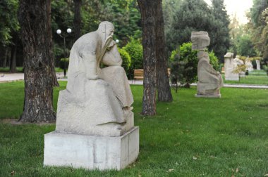 Bishkek / Kırgızistan - 06.28.2018: Şehrin Central Park 'ındaki eski taş heykeller.