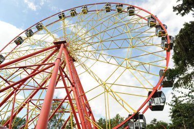 Bishkek / Kırgızistan - 06.28.2018: Park 'ta büyük dönme dolap