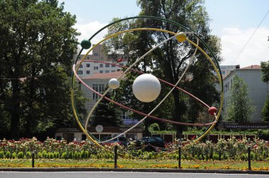 Bishkek / Kırgızistan - 06.28.2018: Metalden yapılmış atom sembolü. Şehir merkezinde dekoratif dekorasyon.