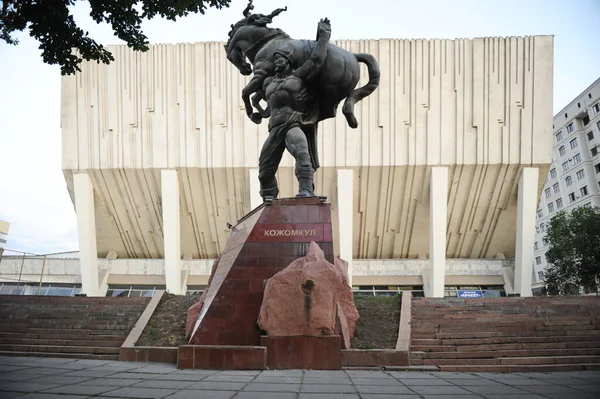 Biszkek Kirgistan 2018 Pomnik Bohatera Kozhomkul — Zdjęcie stockowe