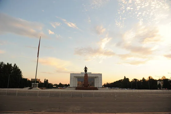 Biszkek Kirgistan 2018 Pomnik Bohatera Epokowych Manów Plac Centralny Rano — Zdjęcie stockowe