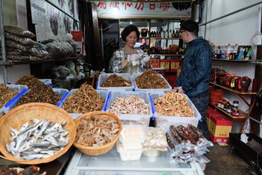 Anchang / Çin - 05.15.2019: Satıcılar Çin 'in eski Anchang kasabasında sokak yemekleri satıyorlar