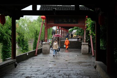 Anchang / Çin - 05.15.2019: Nehir boyunca taş süslemeli eski bir köprü inşa edildi