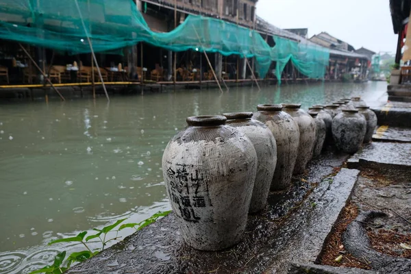 Anchang Chiny 2019 Słoiki Ceramiczne Stoją Wzdłuż Brzegu Rzeki Starej — Zdjęcie stockowe