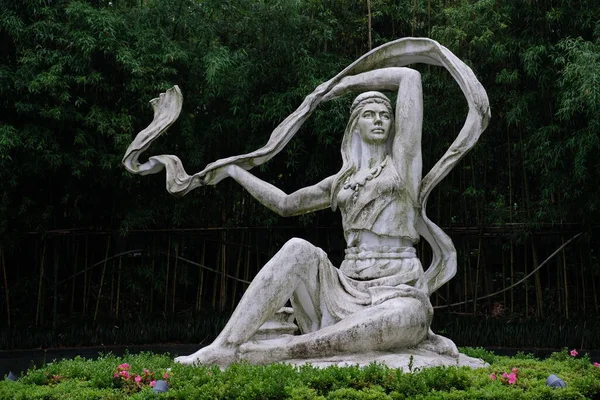 Anchang China 2019 Skulptur Einer Frau Mit Schal Mitten Fluss — Stockfoto