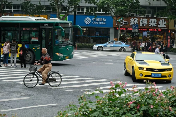 Pequim China 2019 Cruzamento Com Três Modos Transporte Bicicleta Táxi — Fotografia de Stock