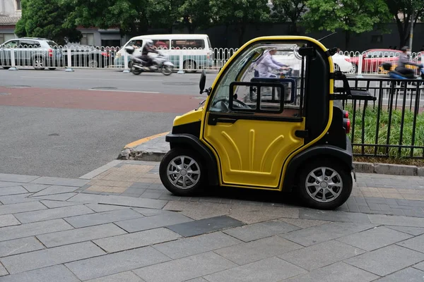 Peking Kina 2019 Enda Bil Klargul Färg Står Parkerad Gatan — Stockfoto