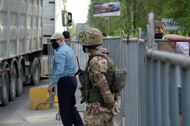 Almaty / Kazakistan - 04.28.2020: Coronavirus karantinası sırasında araç ve vatandaşların kontrol noktası