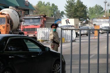 Almaty / Kazakistan - 04.28.2020: Coronavirus karantinası sırasında araç ve vatandaşların kontrol noktası