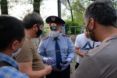 Almaty / Kazakistan - 04.28.2020: Polis, yaz sakinlerine barikatı geçme kurallarını açıkladı