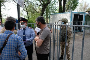 Almaty / Kazakistan - 04.28.2020: Polis, yaz sakinlerine barikatı geçme kurallarını açıkladı