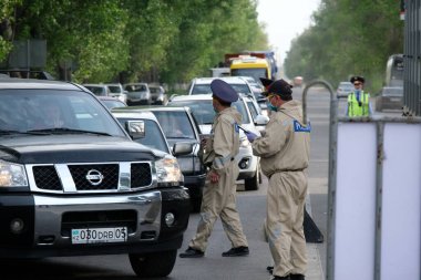 Almaty / Kazakistan - 04.28.2020: Coronavirus karantinası sırasında araç ve vatandaşların kontrol noktası