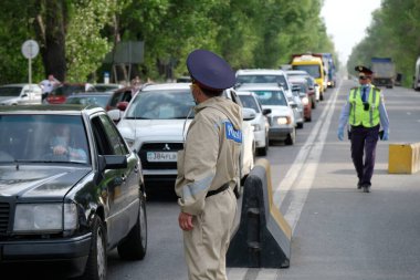 Almaty / Kazakistan - 04.28.2020: Coronavirus karantinası sırasında araç ve vatandaşların kontrol noktası