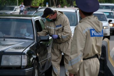 Almaty / Kazakistan - 04.28.2020: Coronavirus karantinası sırasında araç ve vatandaşların kontrol noktası