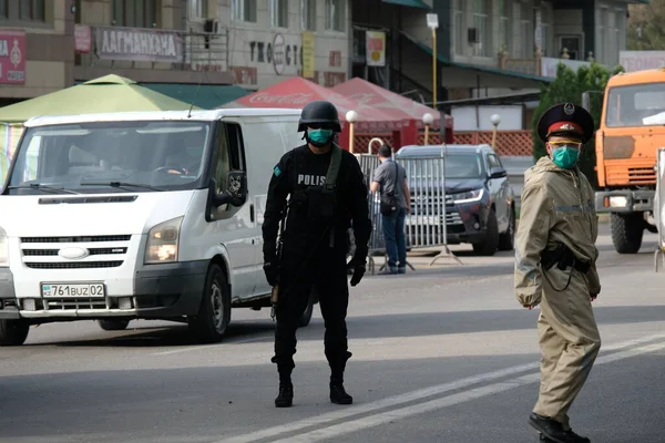 Almaty / Kazakistan - 04.28.2020: Coronavirus karantinası sırasında araç ve vatandaşların kontrol noktası