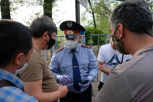Almaty / Kazakistan - 04.28.2020: Polis, yaz sakinlerine barikatı geçme kurallarını açıkladı