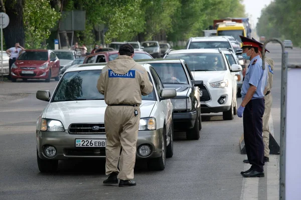 Almaty Cazaquistão 2020 Verificação Veículos Cidadãos Posto Controlo Durante Quarentena — Fotografia de Stock