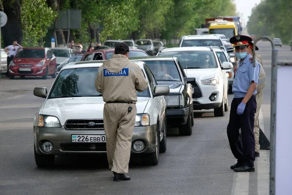 Almaty Cazaquistão 2020 Verificação Veículos Cidadãos Posto Controlo Durante Quarentena — Fotografia de Stock