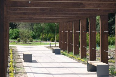 Almaty / Kazakistan - 04.28.2020: Botanik bahçesine ziyaretçiler için dinlenme alanı