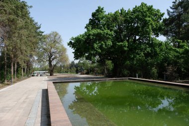 Almaty / Kazakistan - 04.28.2020: Botanik bahçesindeki göletin restorasyonu