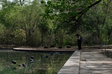 Almaty / Kazakistan - 04.28.2020: Botanik bahçesindeki göletin restorasyonu