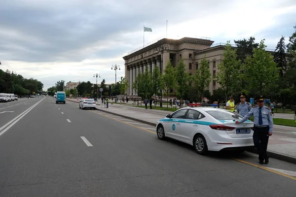 Almaty Cazaquistão 2019 Policial Está Lado Veículo Especial — Fotografia de Stock