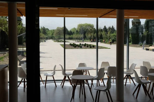 Almaty / Kazakistan - 04.28.2020: Botanik bahçesine ziyaretçiler için dinlenme alanı