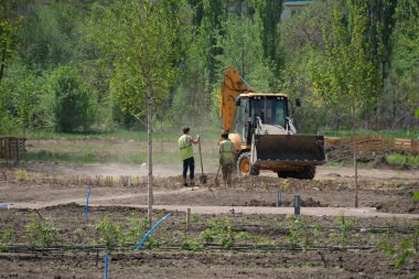Almaty / Kazakistan - 04.28.2020: Botanik bahçesinde özel ekipman çalışmaları